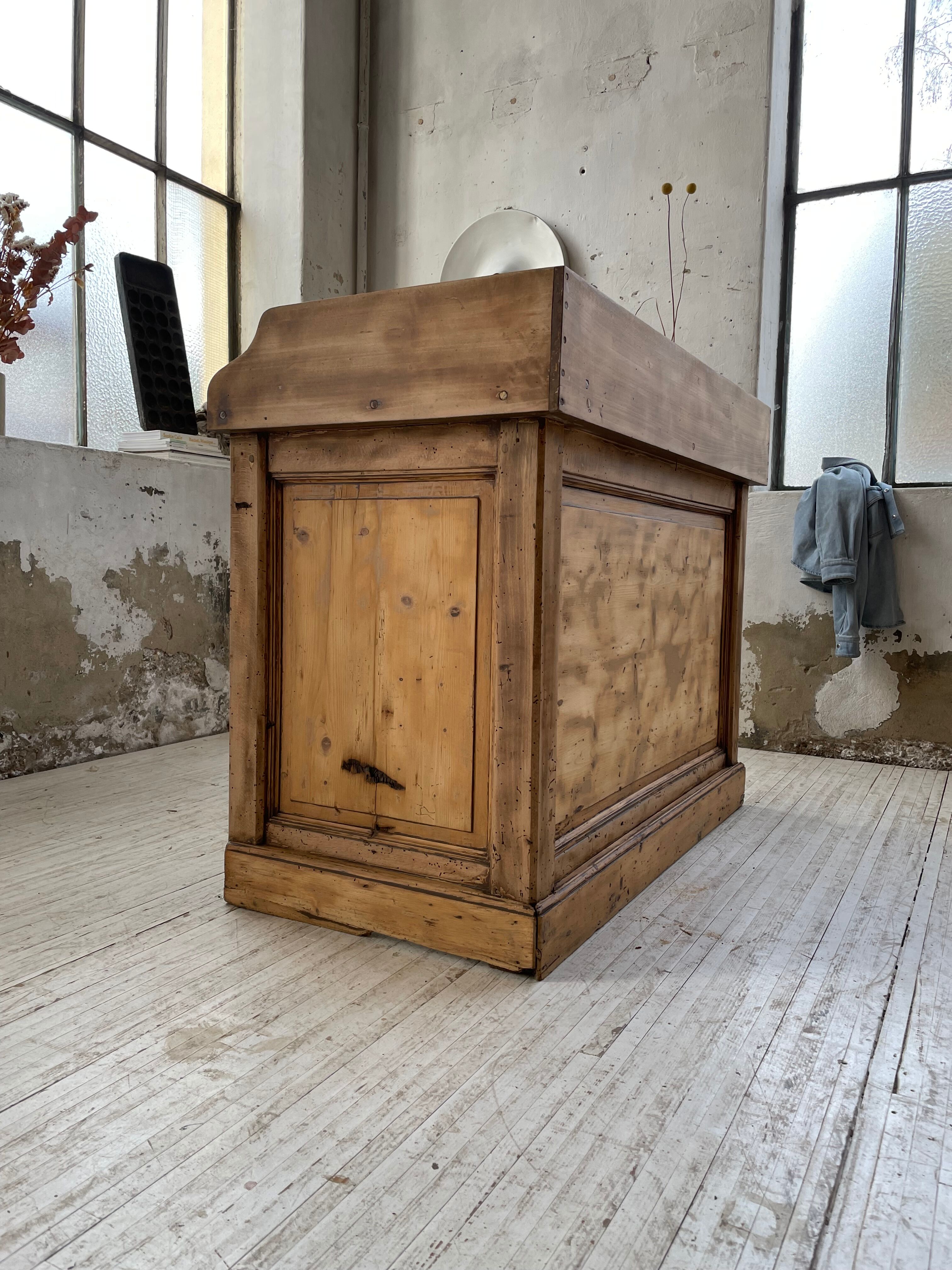 Trading counter central island pine