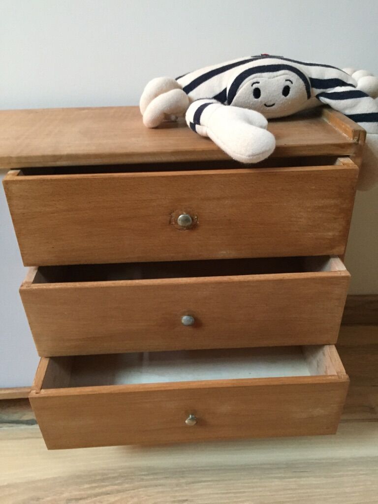 Armoire pour poupée