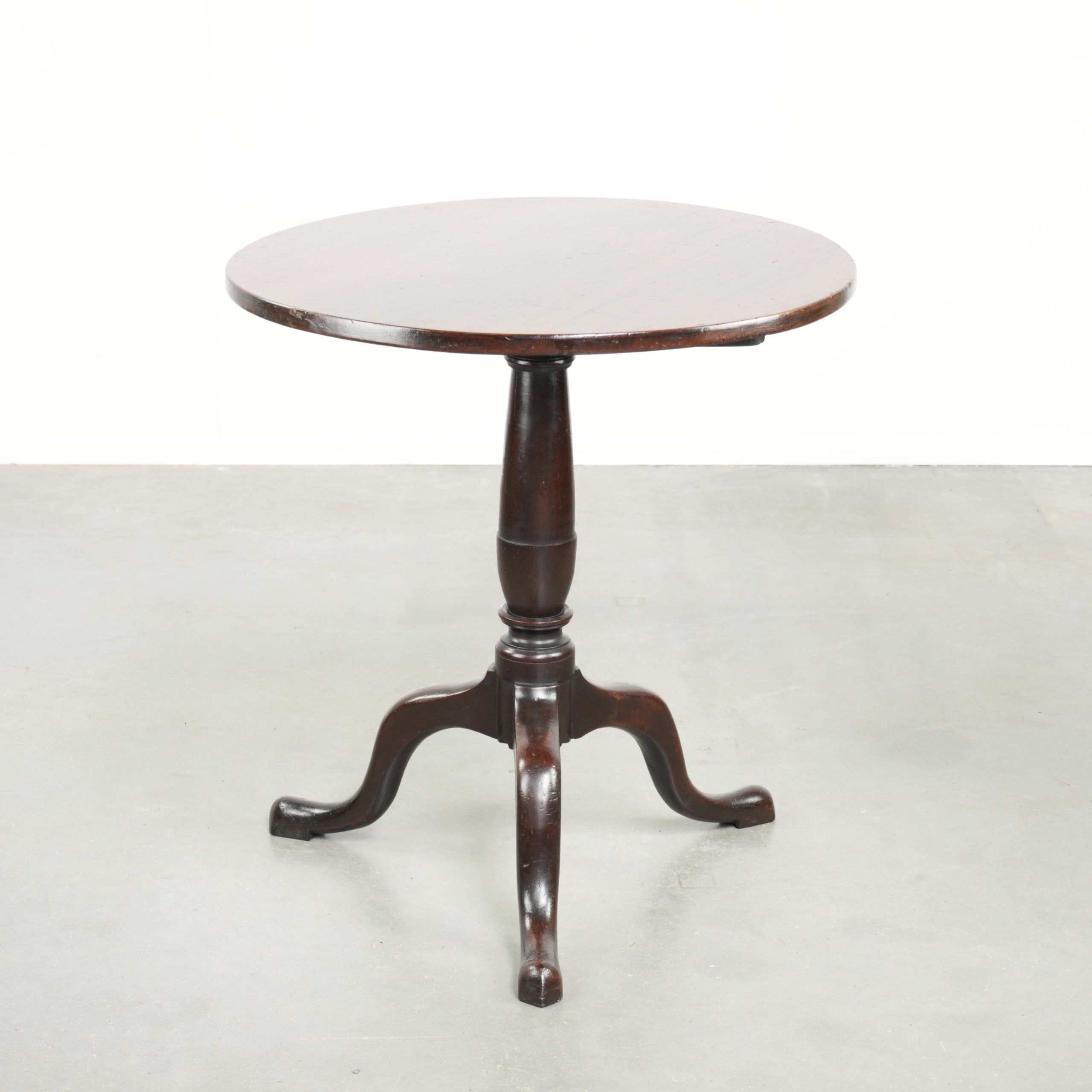Round antique English tilt-top table/side table from the early 19th century