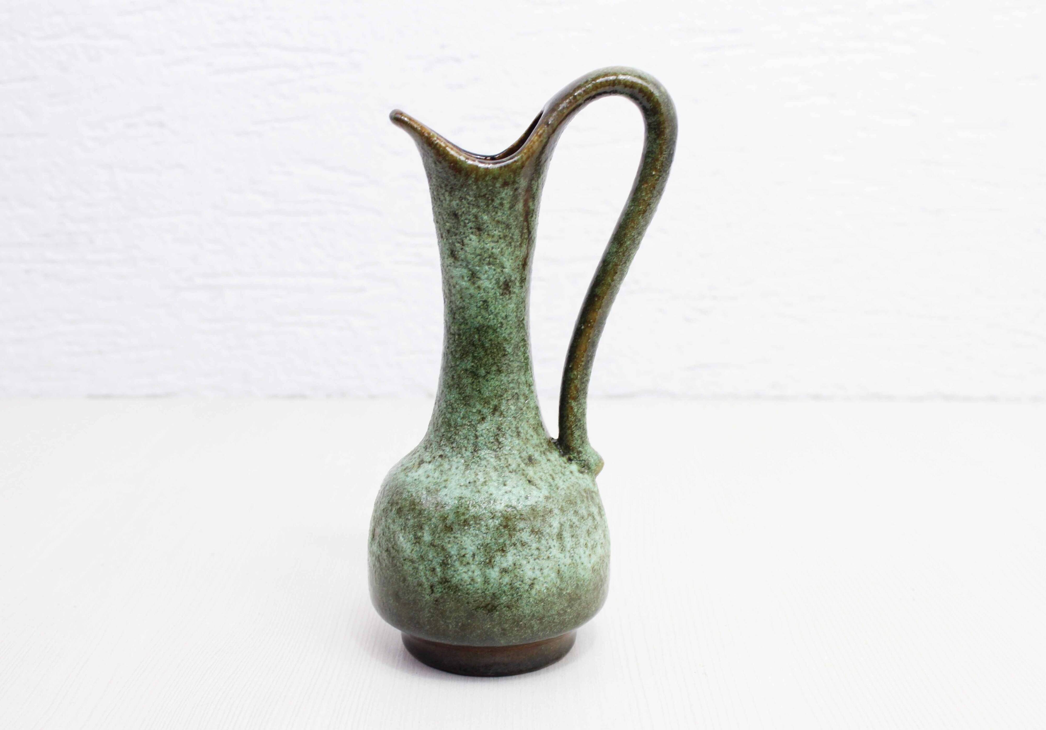WG pitcher vase 1970