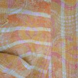Tissu ou plaid. couvre lit ancien recyclé et assemblé usé volontairement