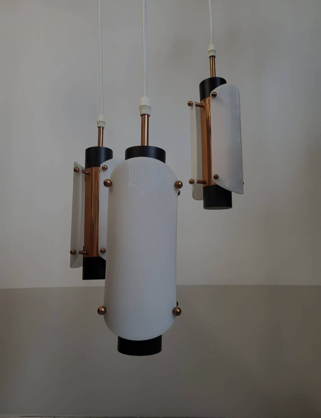 Suspension vintage scandinave en plexiglas et cuivre, probablement danoise