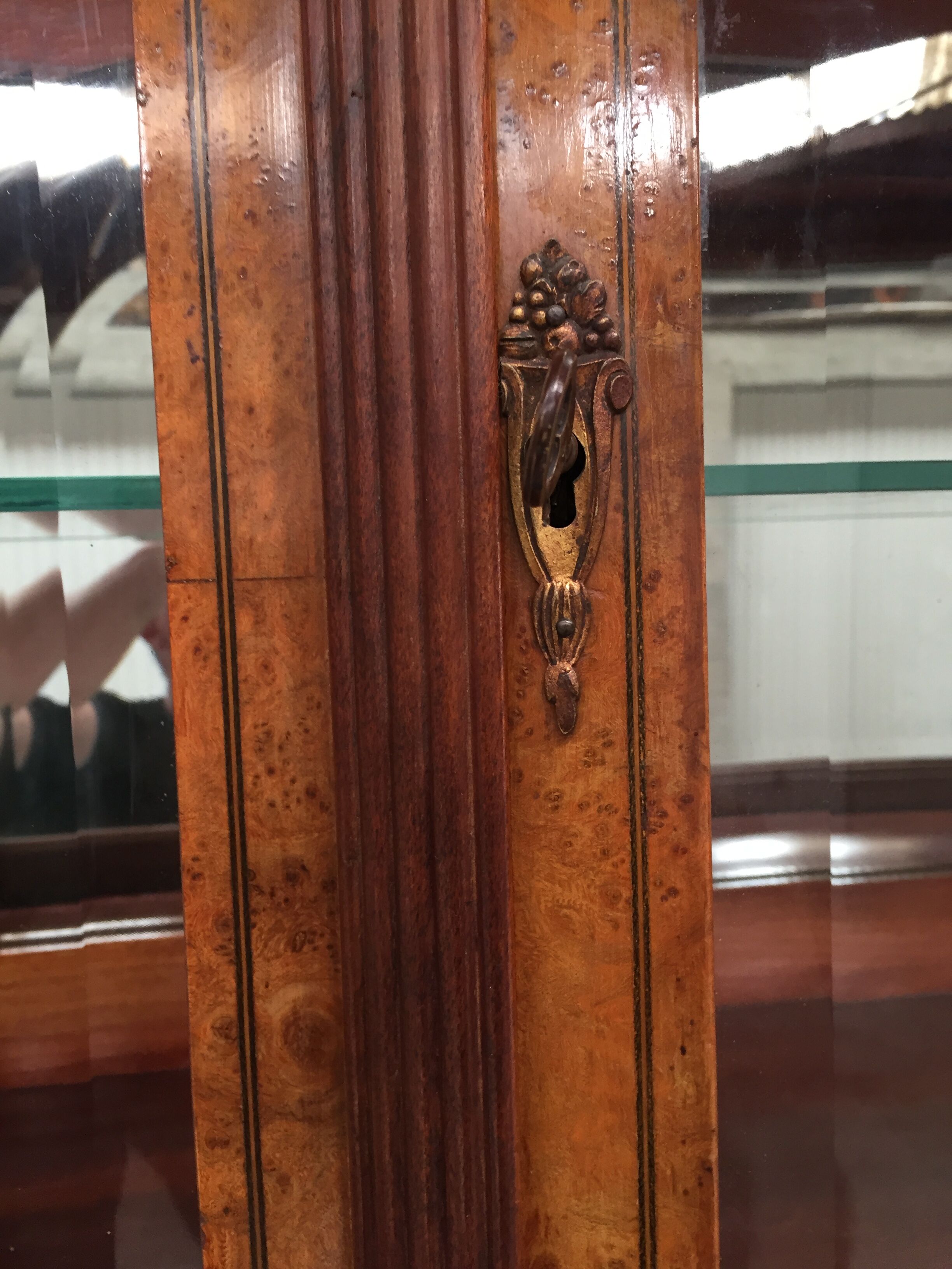 Meuble d'ébéniste art déco en loupe d'orme et bronze