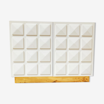 Cabinet italien contemporain en bois laqué blanc et laiton