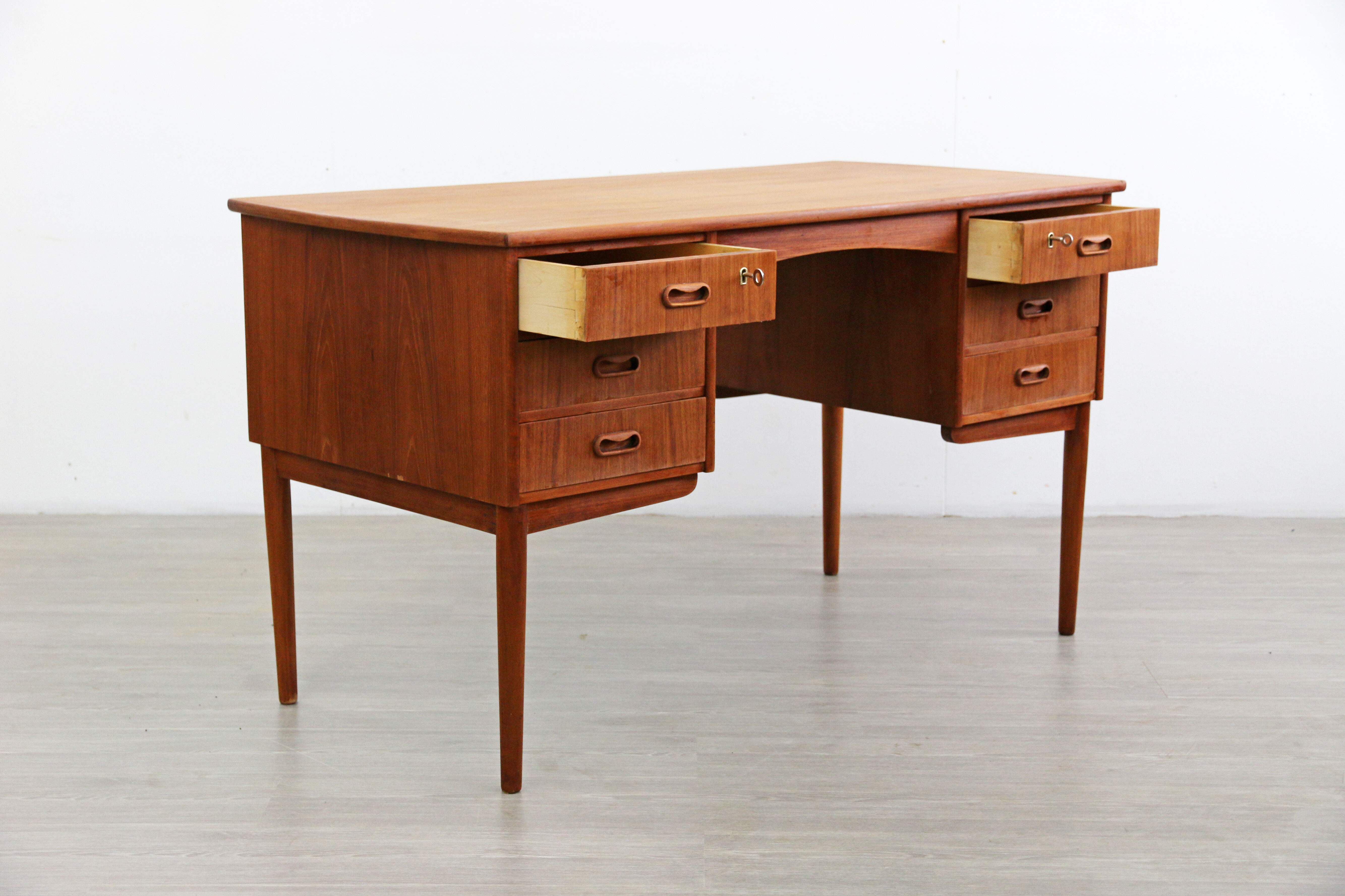 Bureau en teck, années 1960