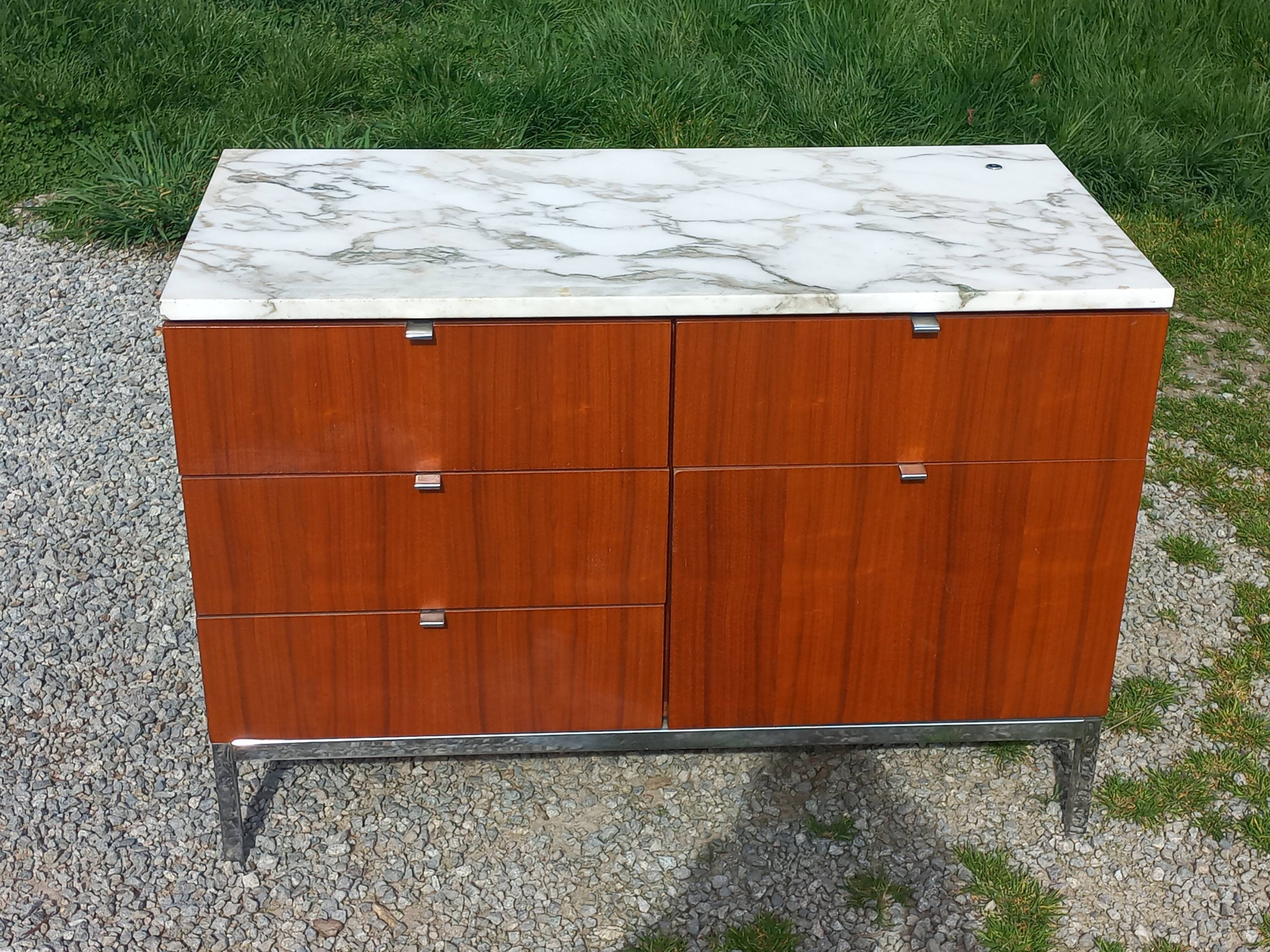 Florence Knoll buffet in wood and marble with chrome legs from the 1970s.