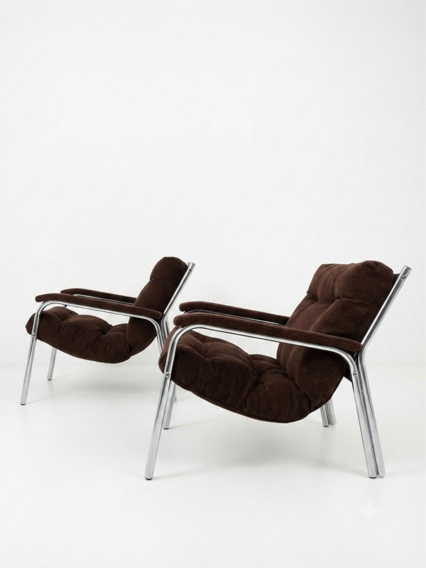 Lot of 2 vintage 1970s armchairs.