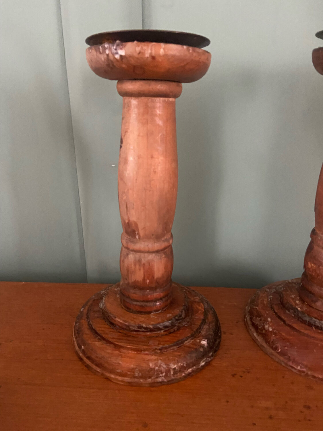 Paire de bougeoirs en bois tourné vintage