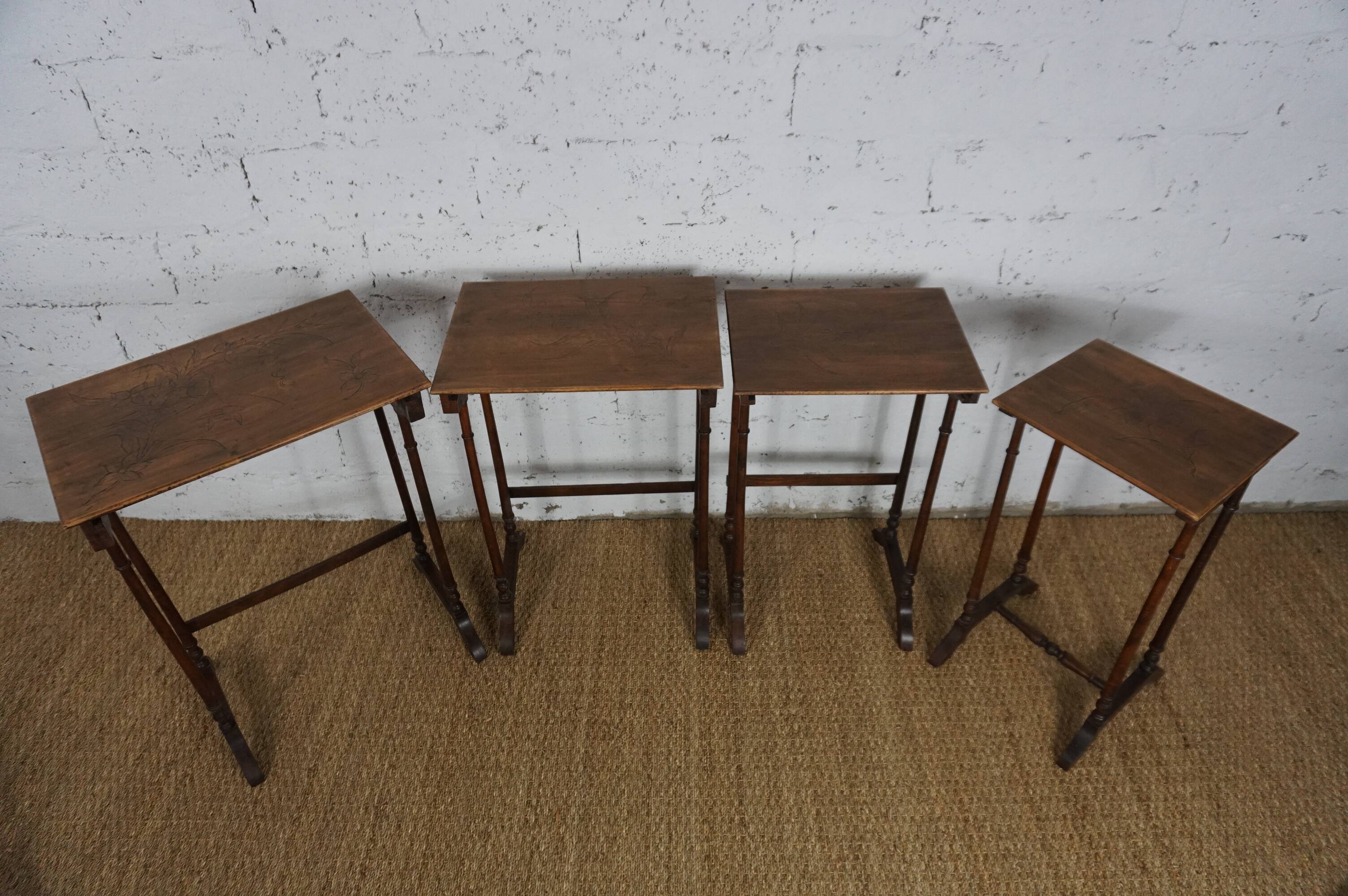 4 tables gigogne en bois art nouveau décor floral