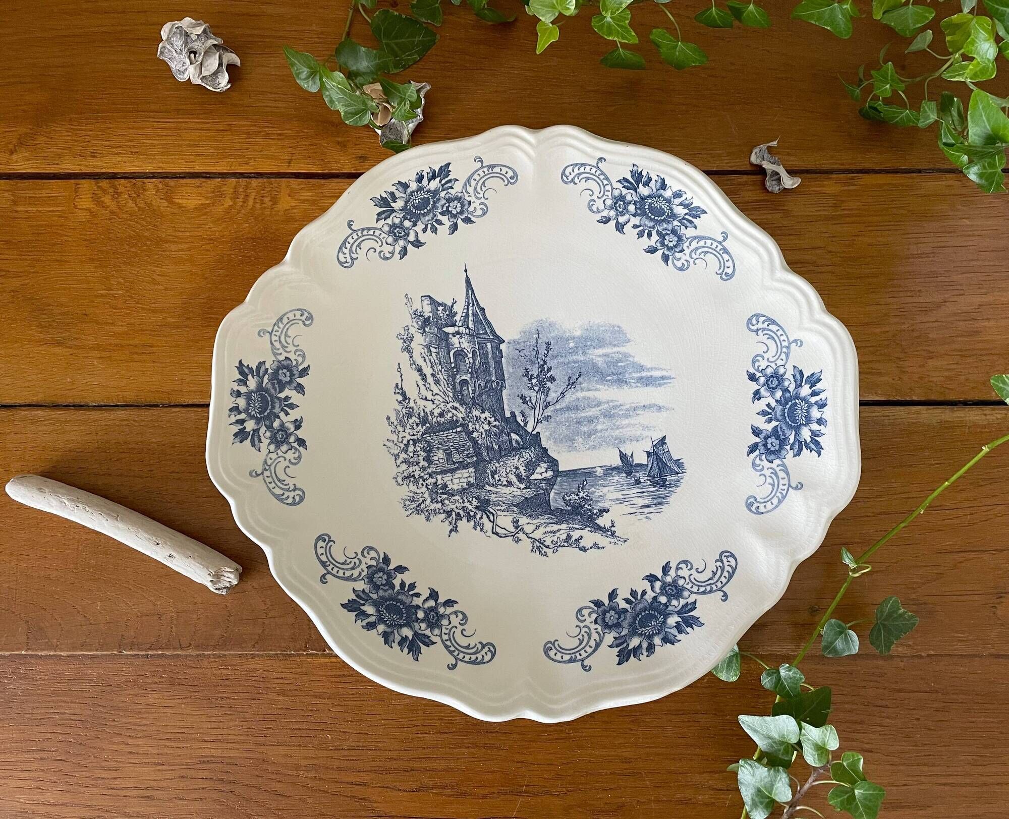 Antique pie dish in Sarreguemines faience.