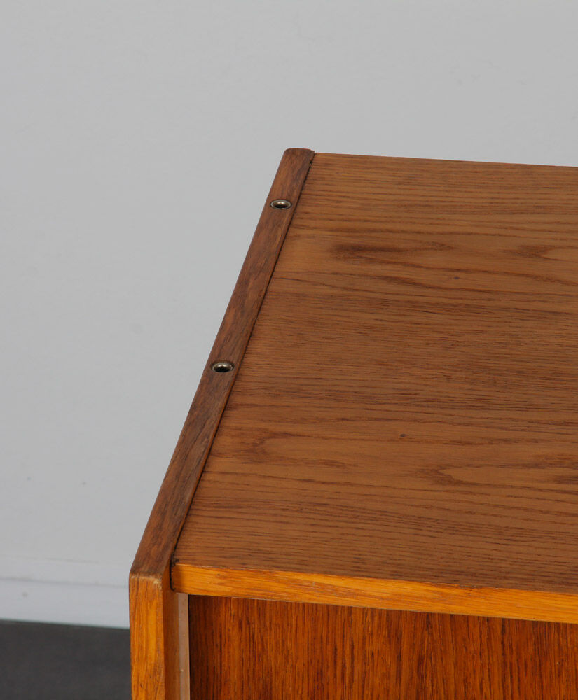Commode en placage chêne modèle U-452 par Jiri Jiroutek pour Interier Praha, 1960