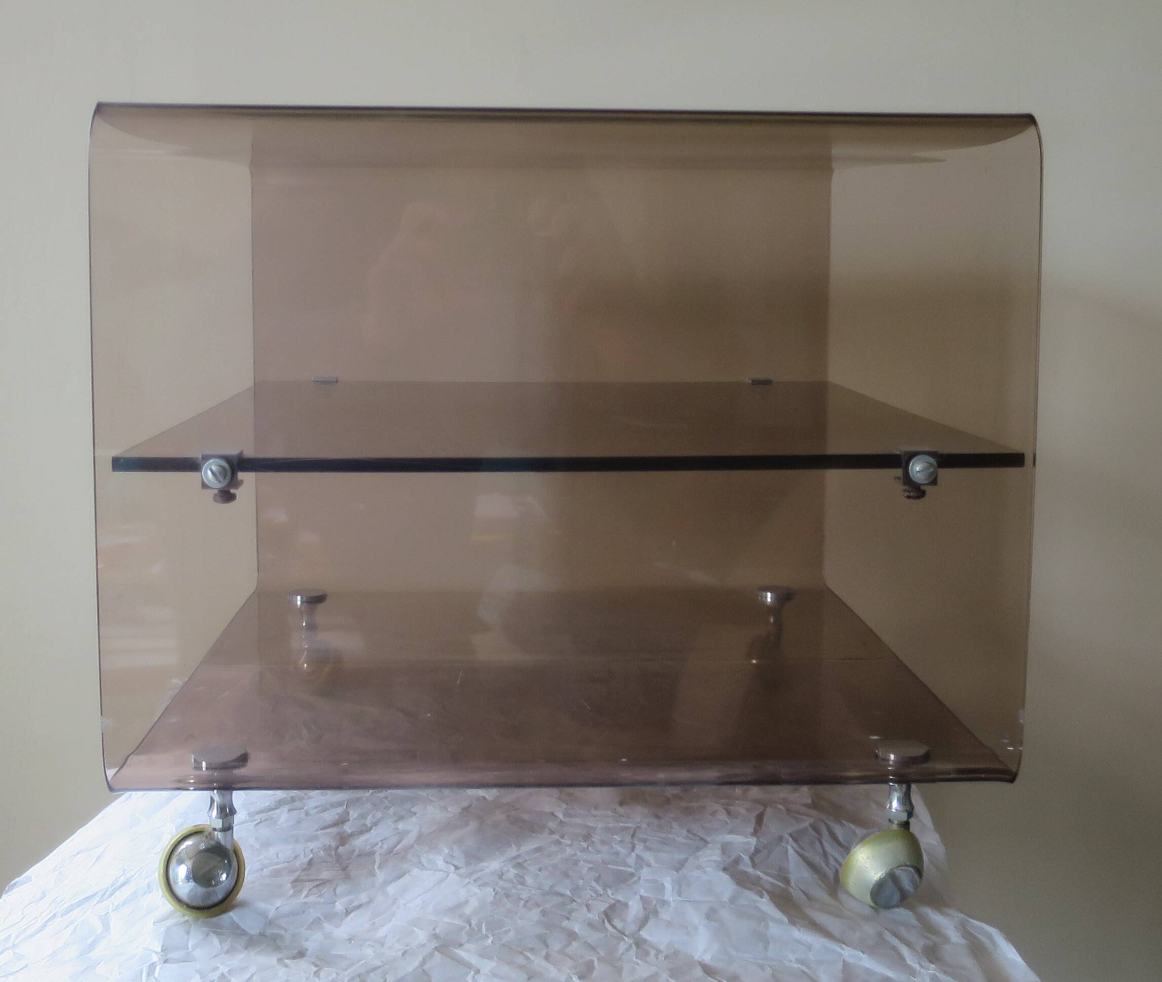 Table de chevet basse plexiglas fumé Michel Dumas pour Roche Bobois roulettes vintage