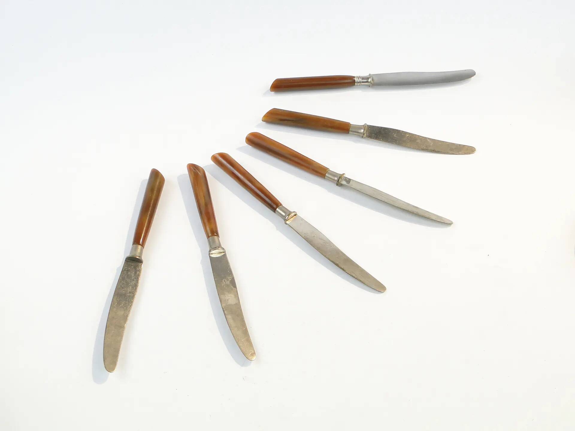 Ensemble de couteaux, style mid-century modern, bakélite marron, Suède, années 1950.