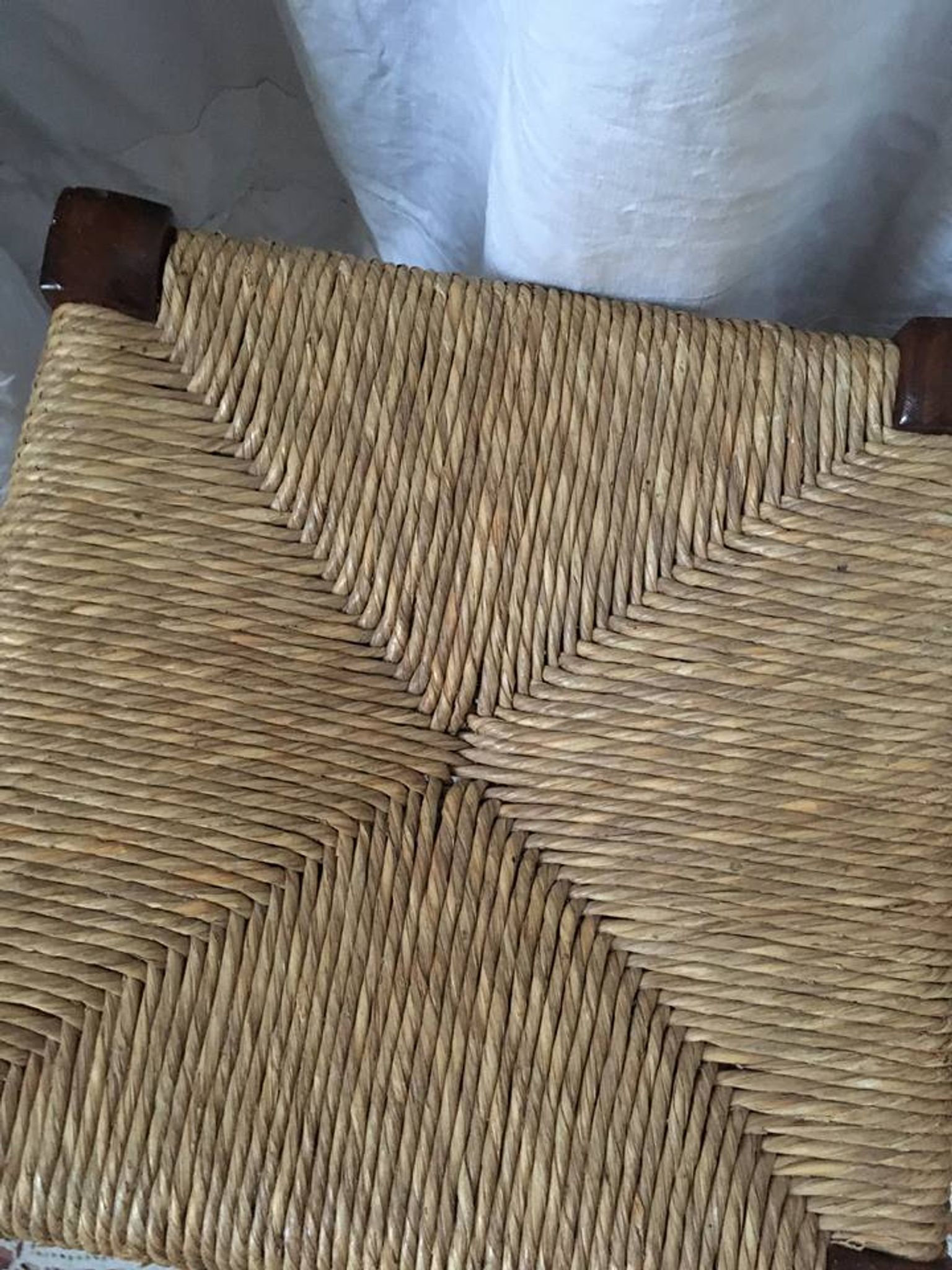 Sitting l bedded oak stool