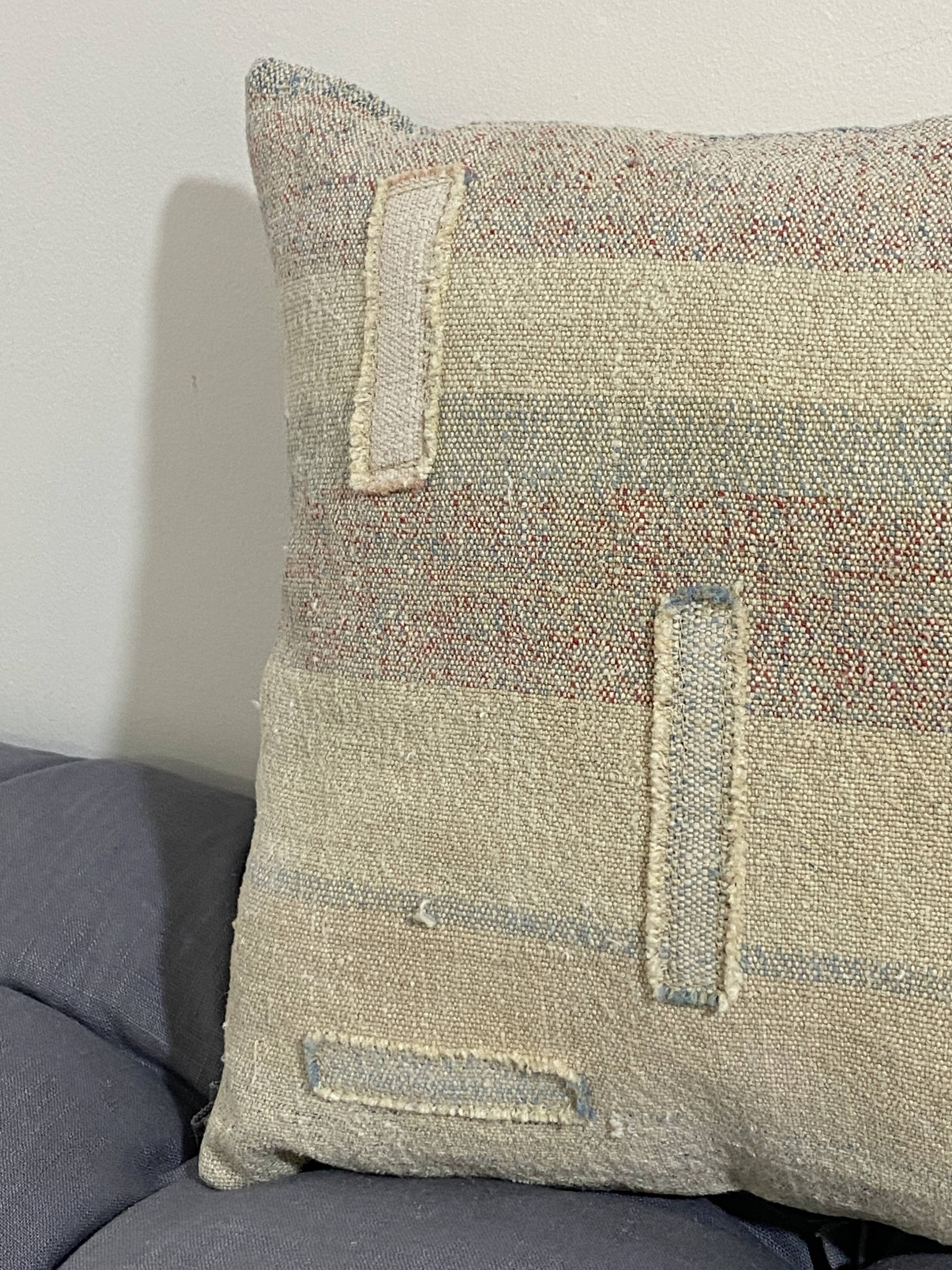 Coussin artisanal en toile ancienne style Kilim