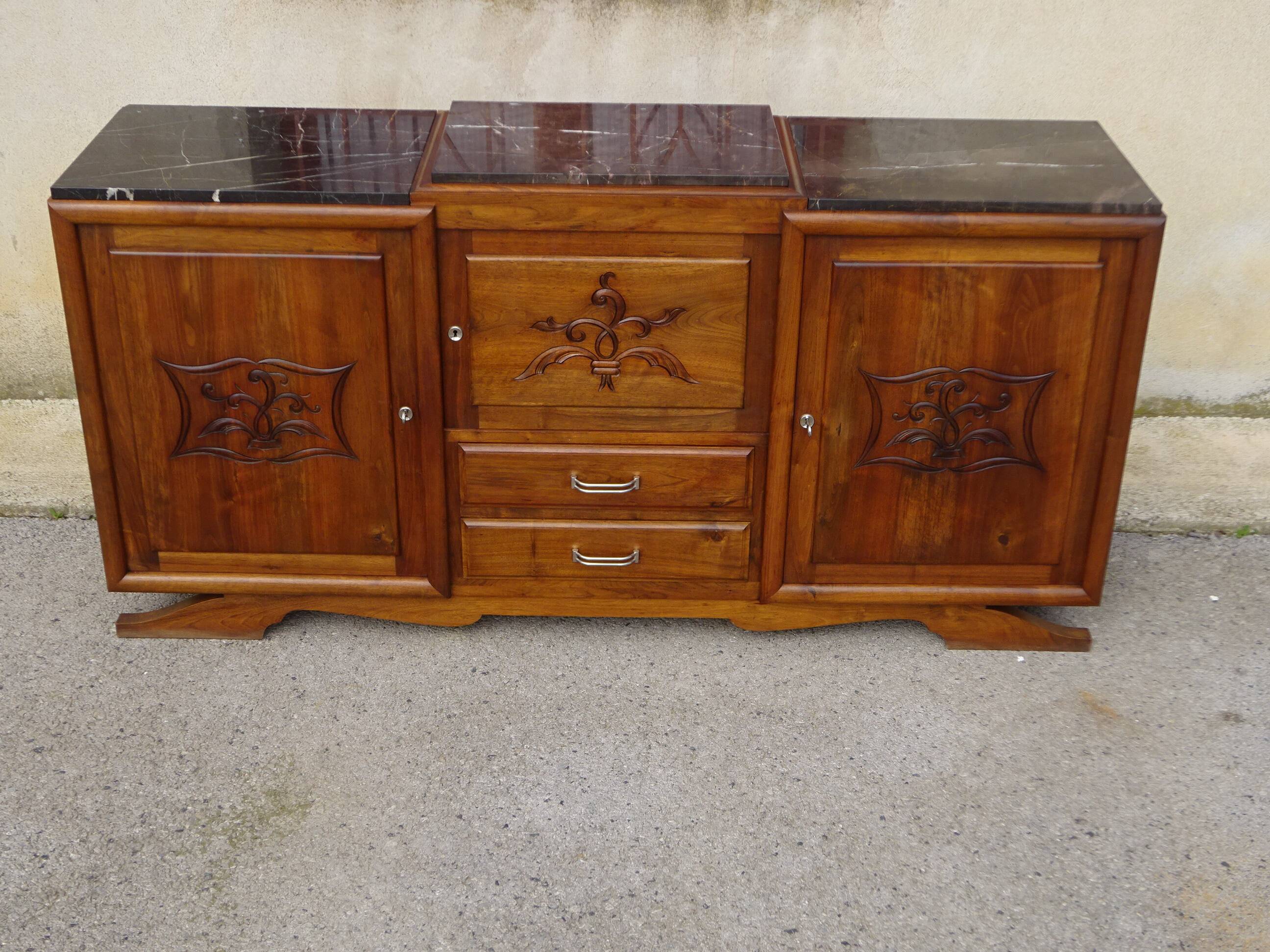 Large buffet en noyer massif, dessus en marbre noir