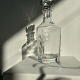 Smooth glass decanter with square base