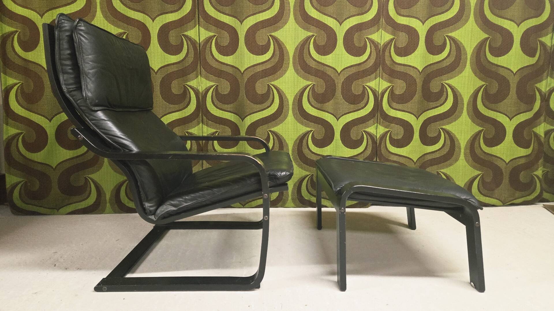 Fauteuil vintage IKEA années 1980 Cuir noir & ottoman