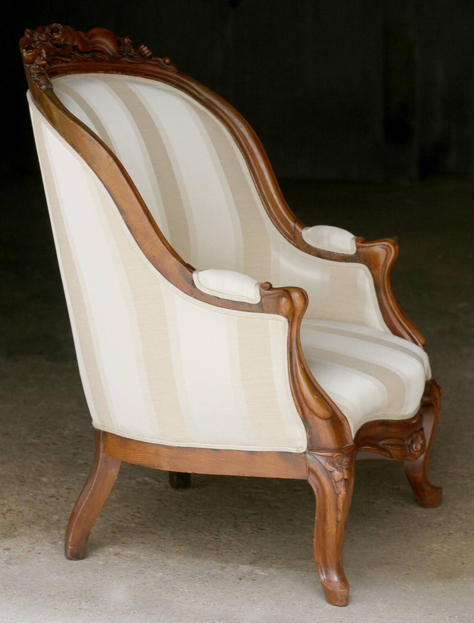Home / Impressive Victorian mahogany armchair (19th century).