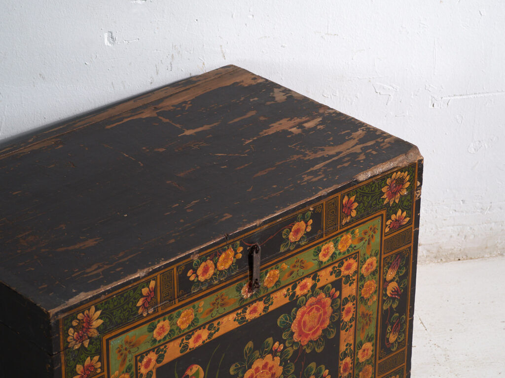 Coffre ancien peint en bois de pin – Chine, vers 1900