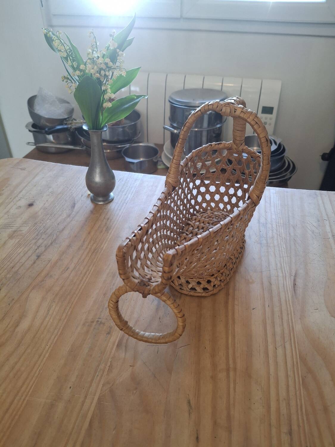 Woven wicker bottle basket