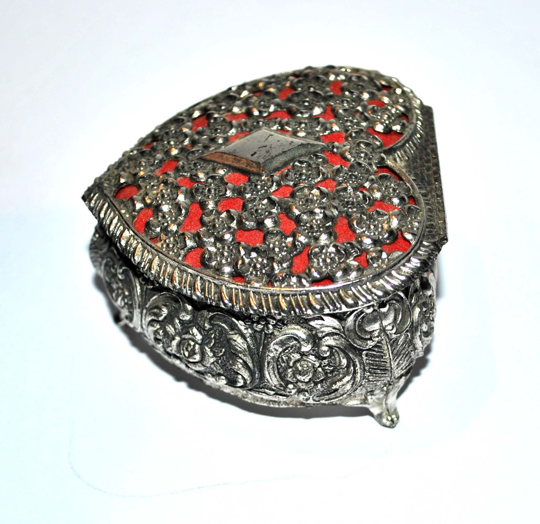 Vintage heart jewel box in silver metal and red felt box