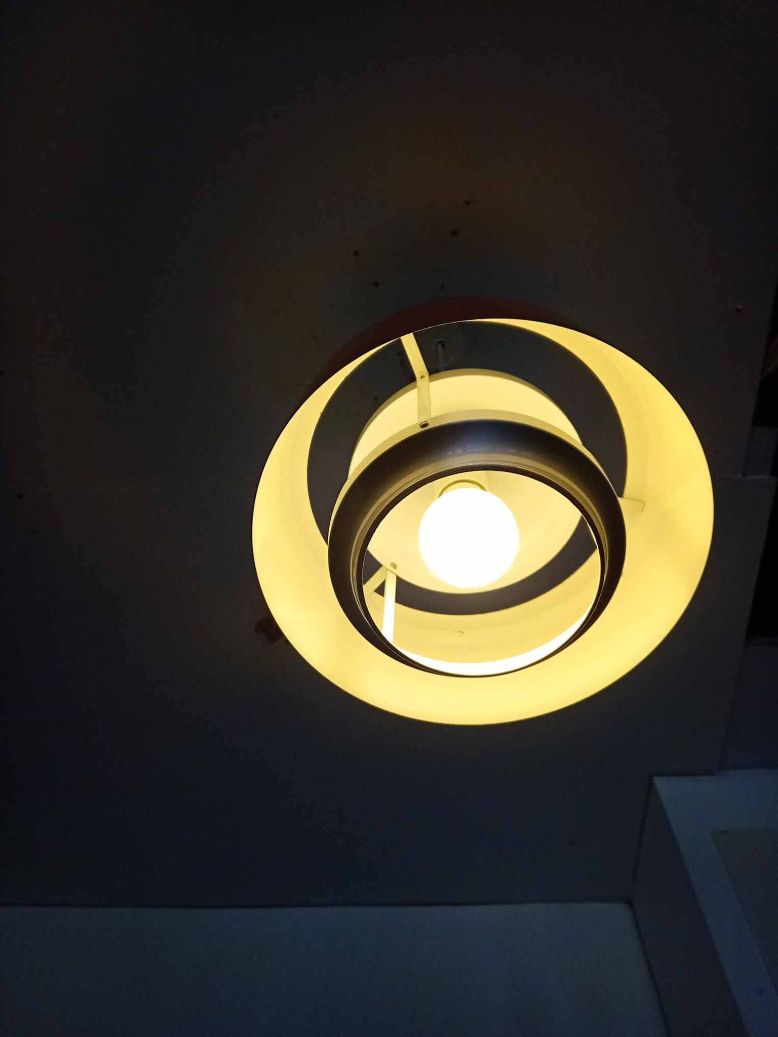 Suspension70's louis kalff pour philips éditeur