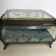 Coffret en verre gravé ancien