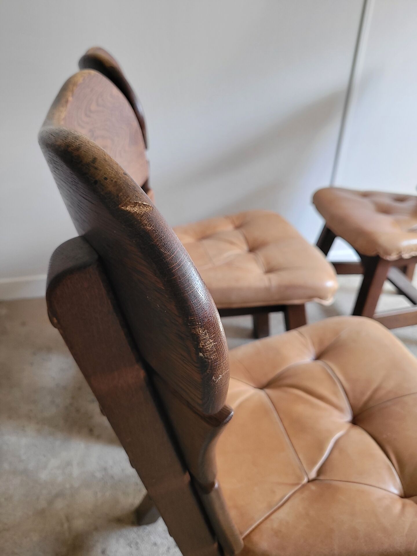 Lot de 4 chaises brutalistes en bois