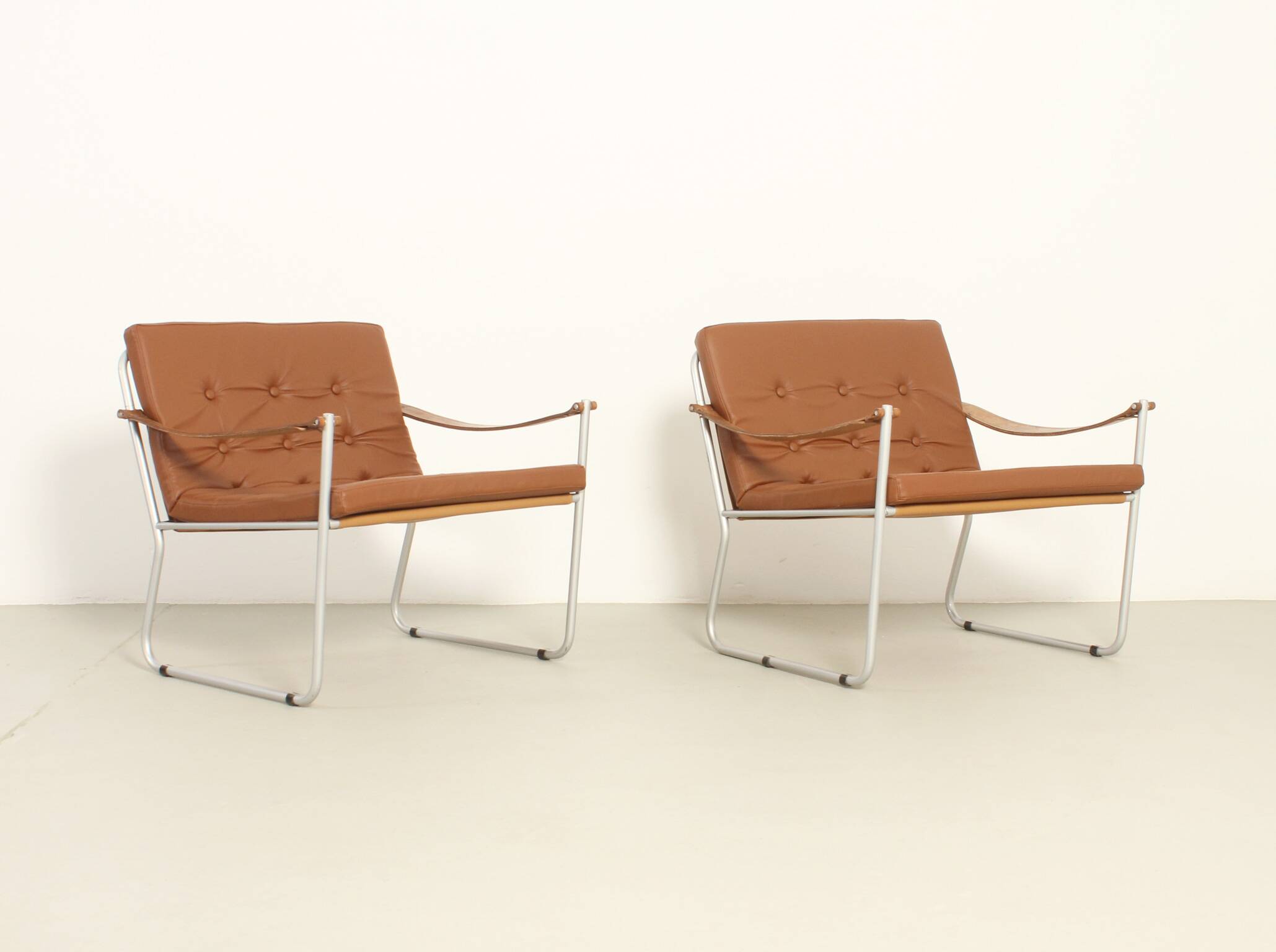 Paire de fauteuils de style safari avec accoudoirs en sangles de cuir, 1960