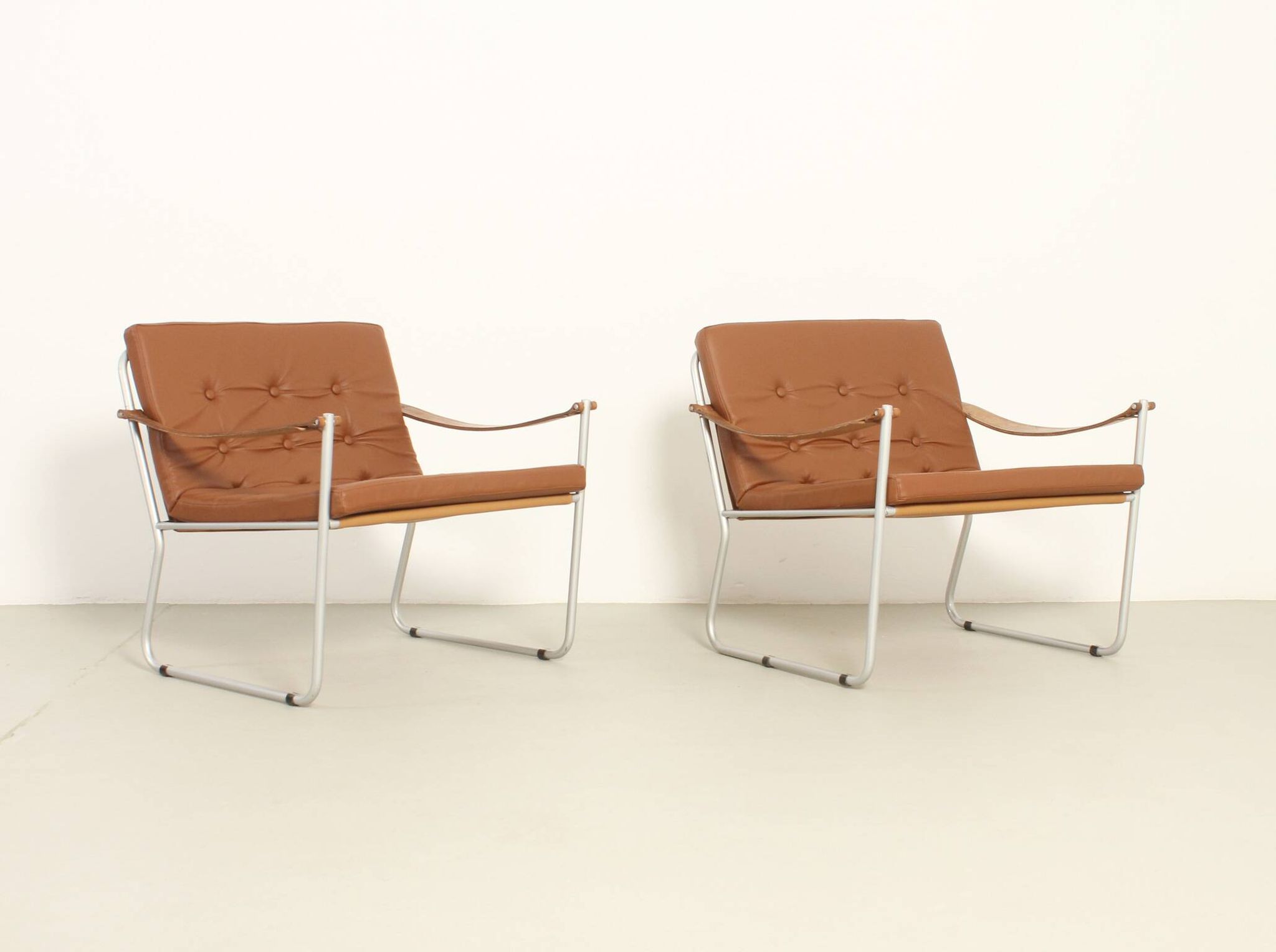 Paire de fauteuils de style safari avec accoudoirs en sangles de cuir, 1960