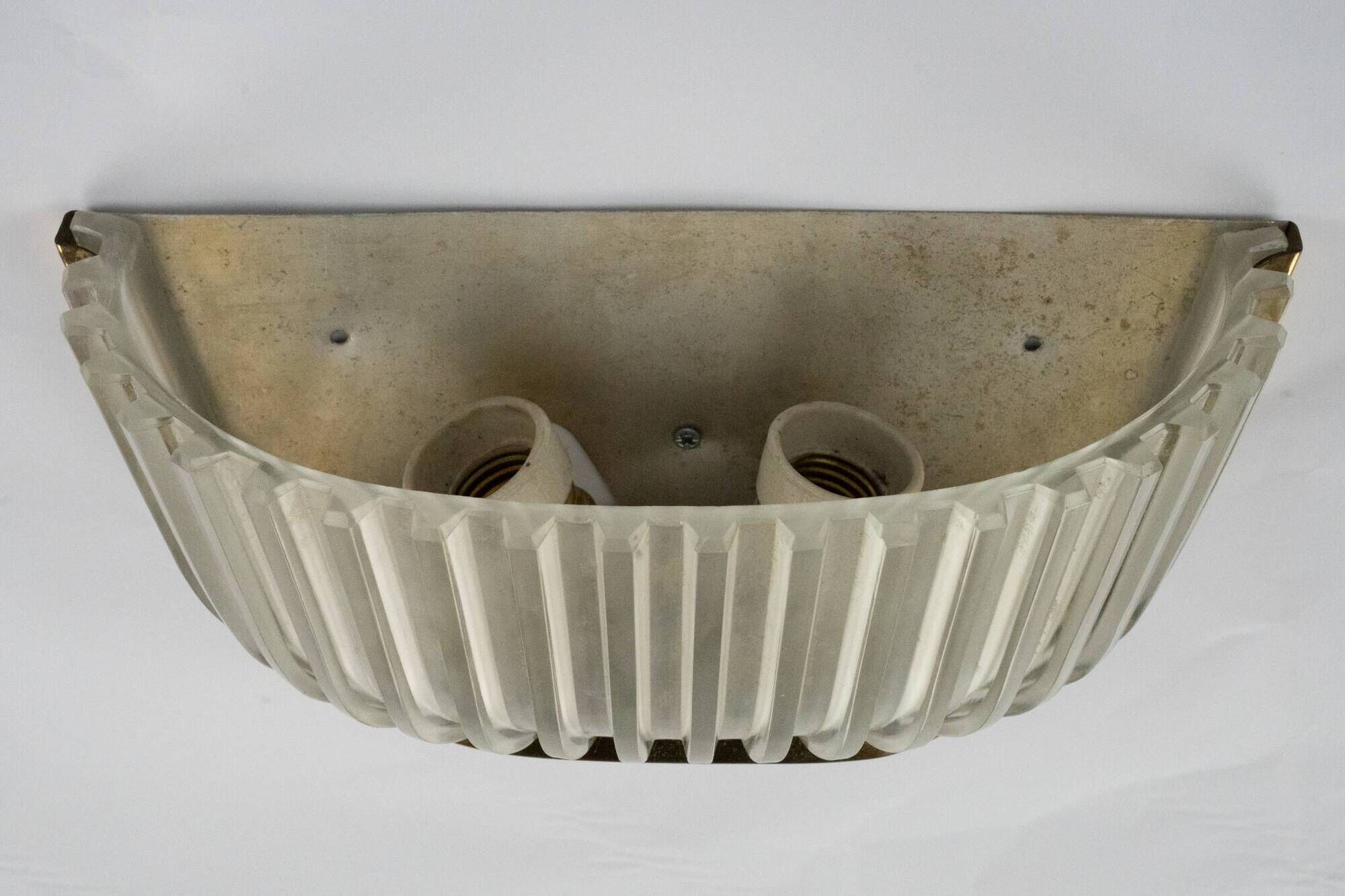 Single Art deco Seguso sconce in brass and glass. Italy 1940s