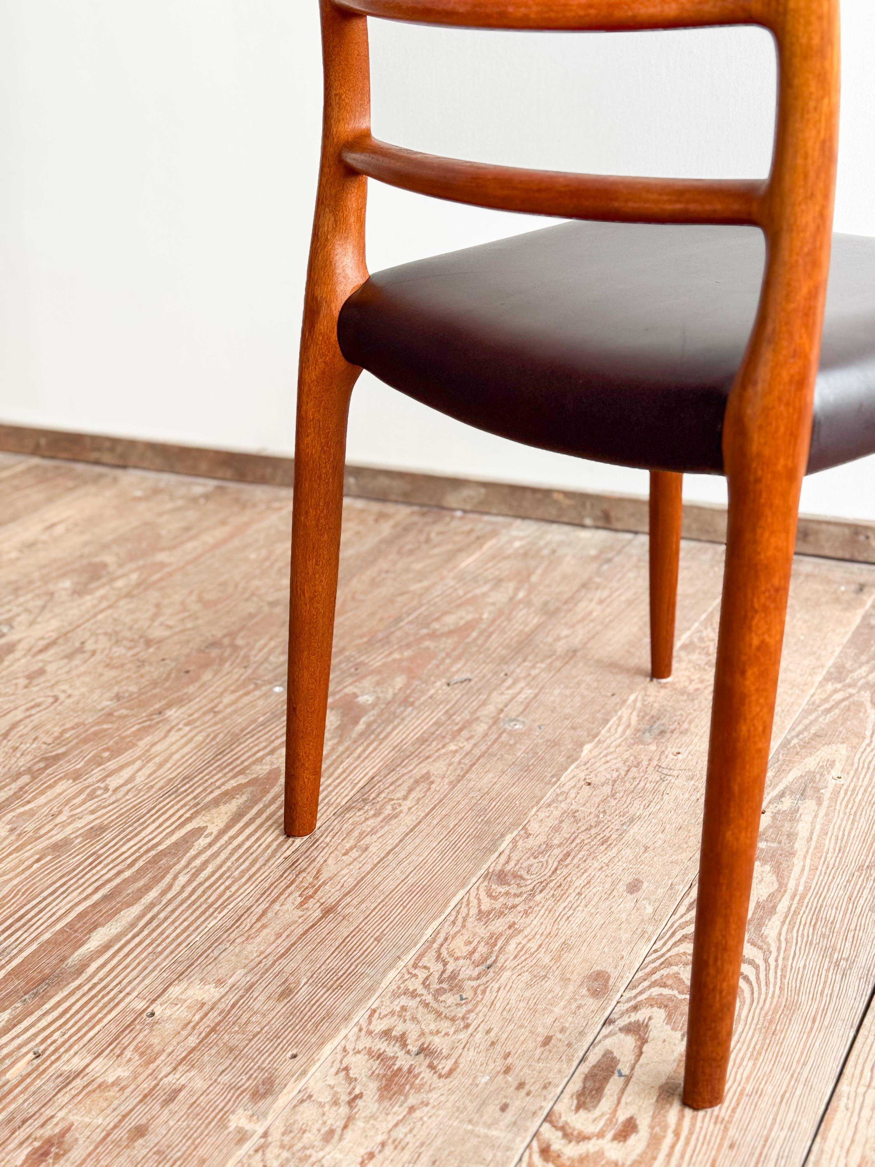 Chaise modèle 82 « Ambassade » en teck massif par Niels O. Møller, Danemark