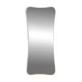Miroir serti d’une baguette en laiton doré. Années 1970.