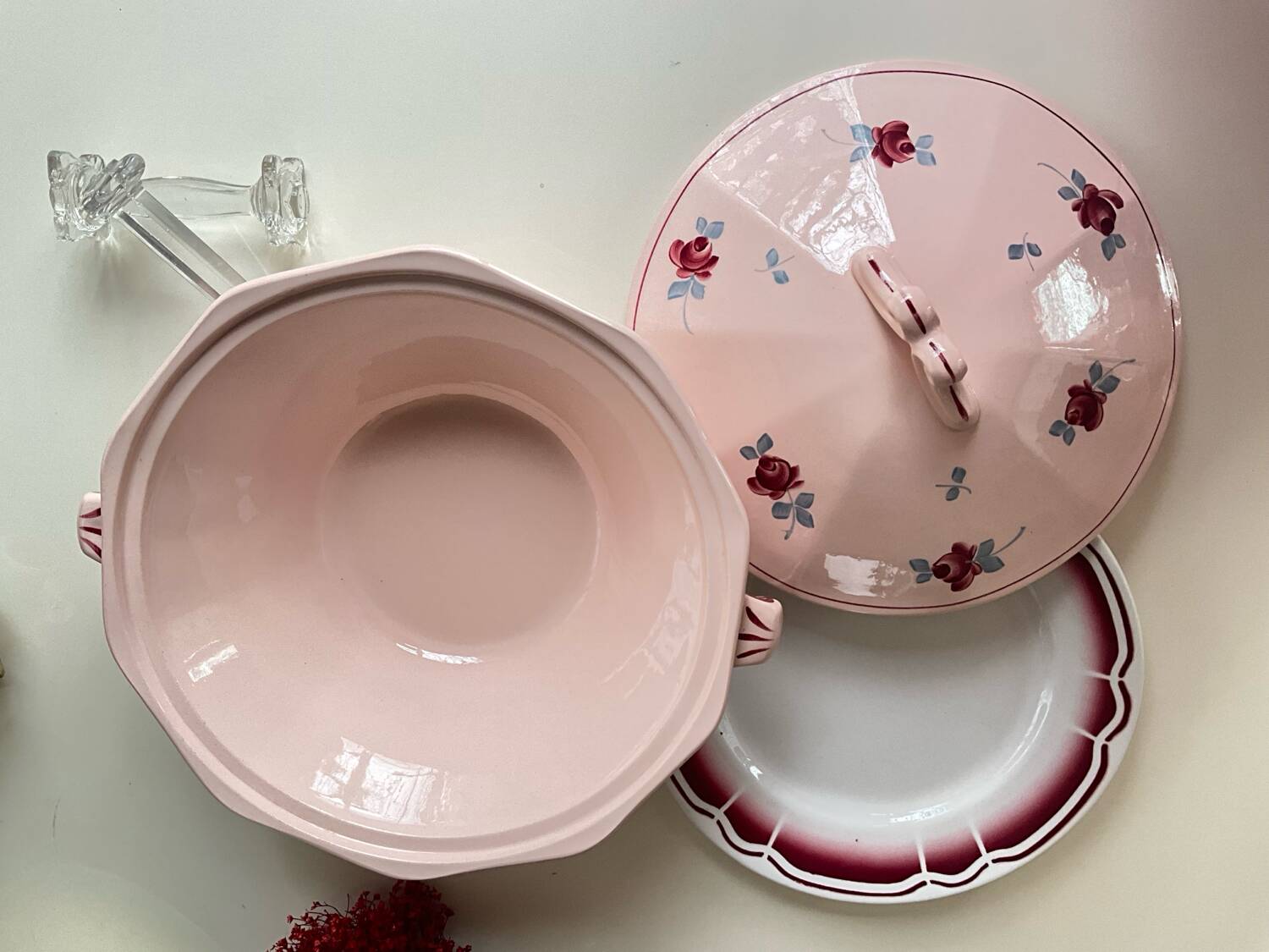 Saint Amand soup tureen, Pompadour model