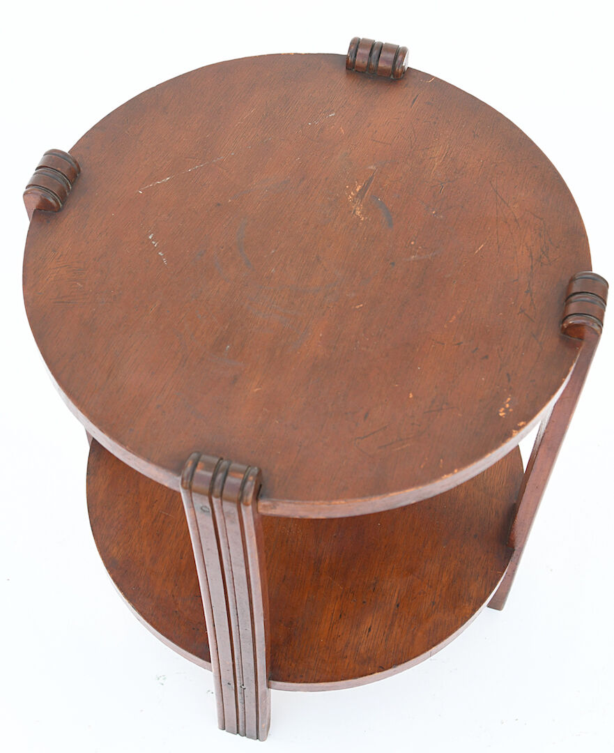 Circular pedestal table