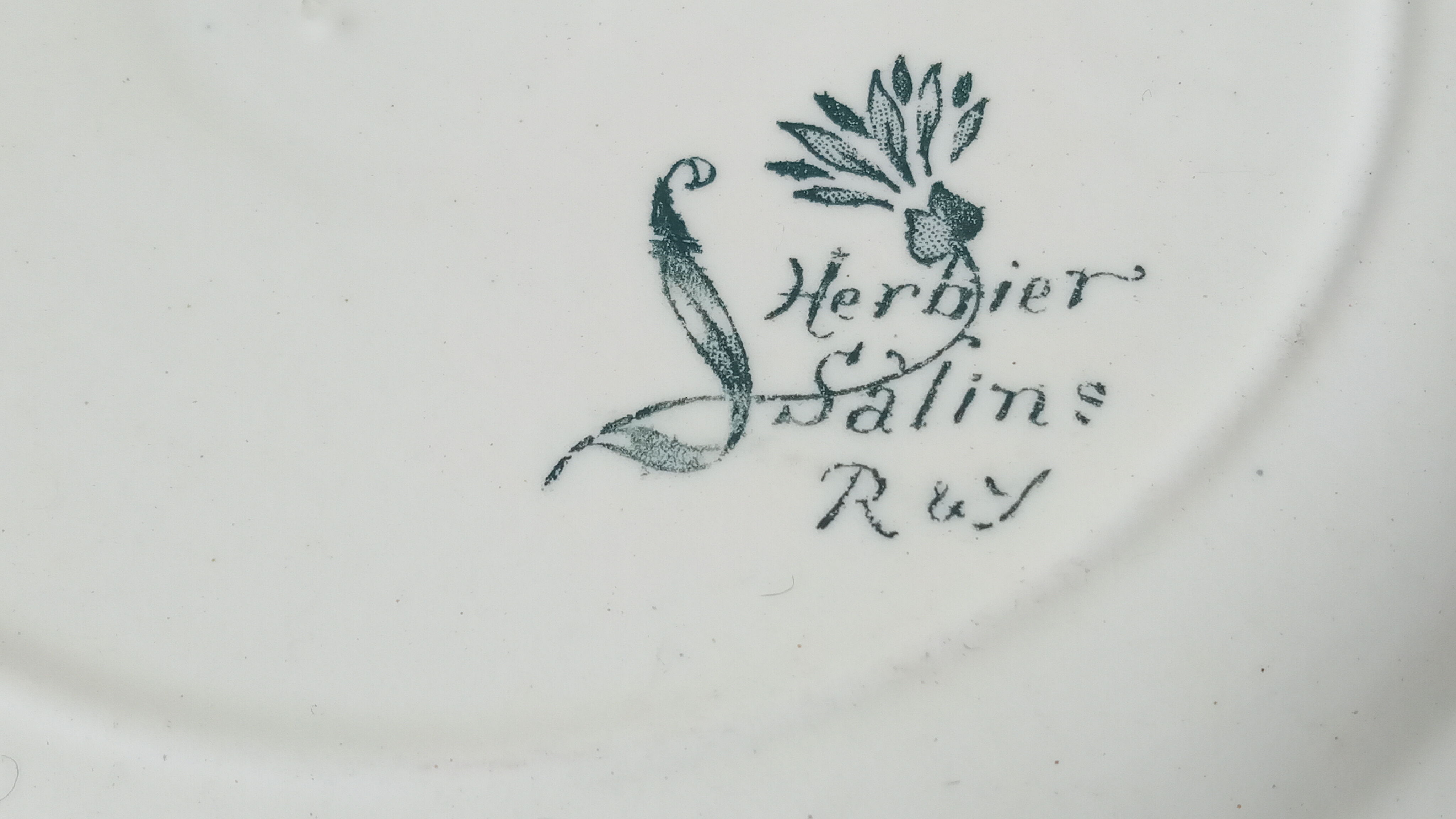 Six assiettes en terre de fer de Salins