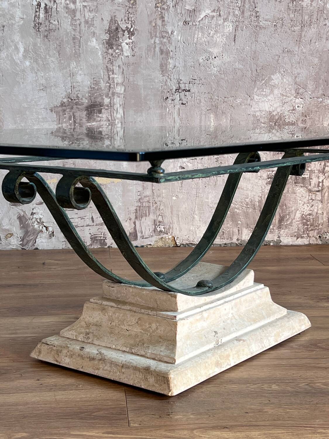 Table basse en verre et métal patine antique