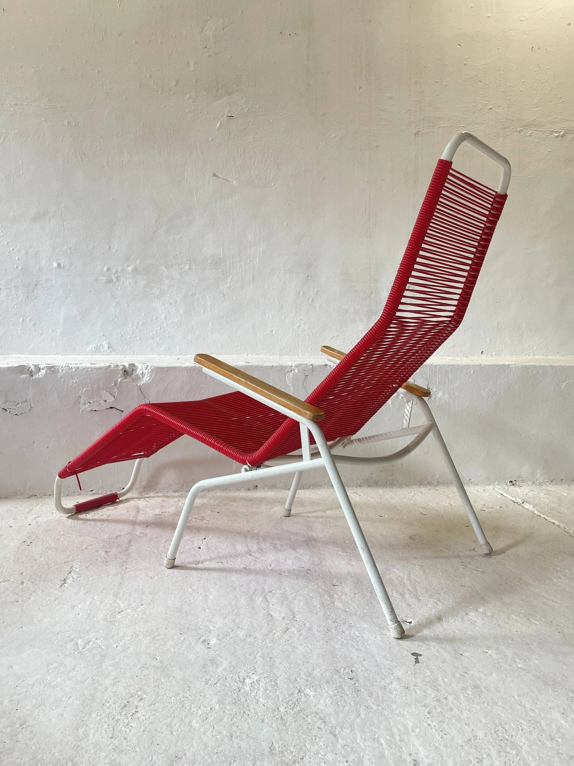 Vintage 1970s Elefant Möbel Spaghetti reclining chair for the garden.
