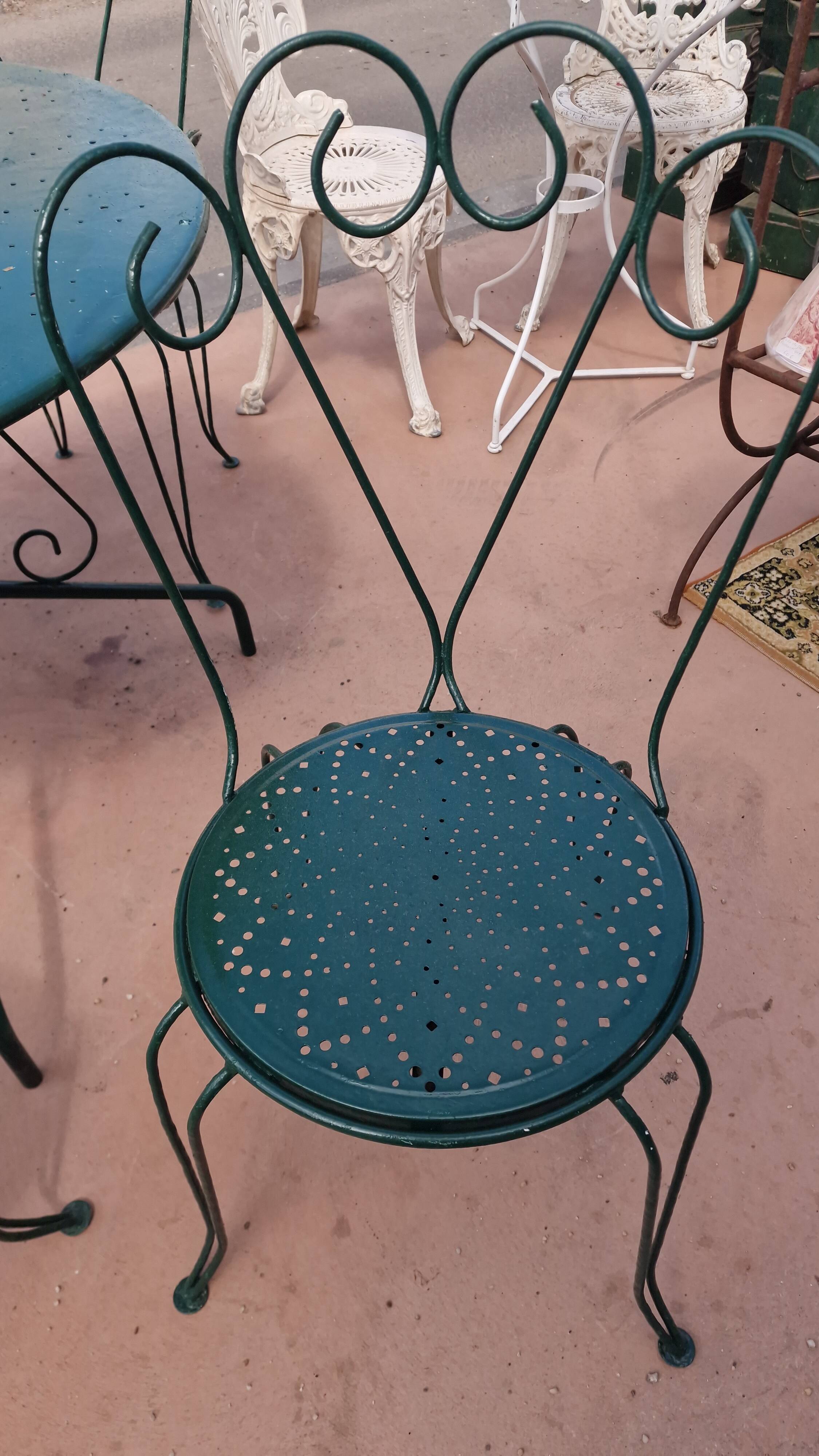 Salon de jardin en fer vert (1 table + 4 chaises)
