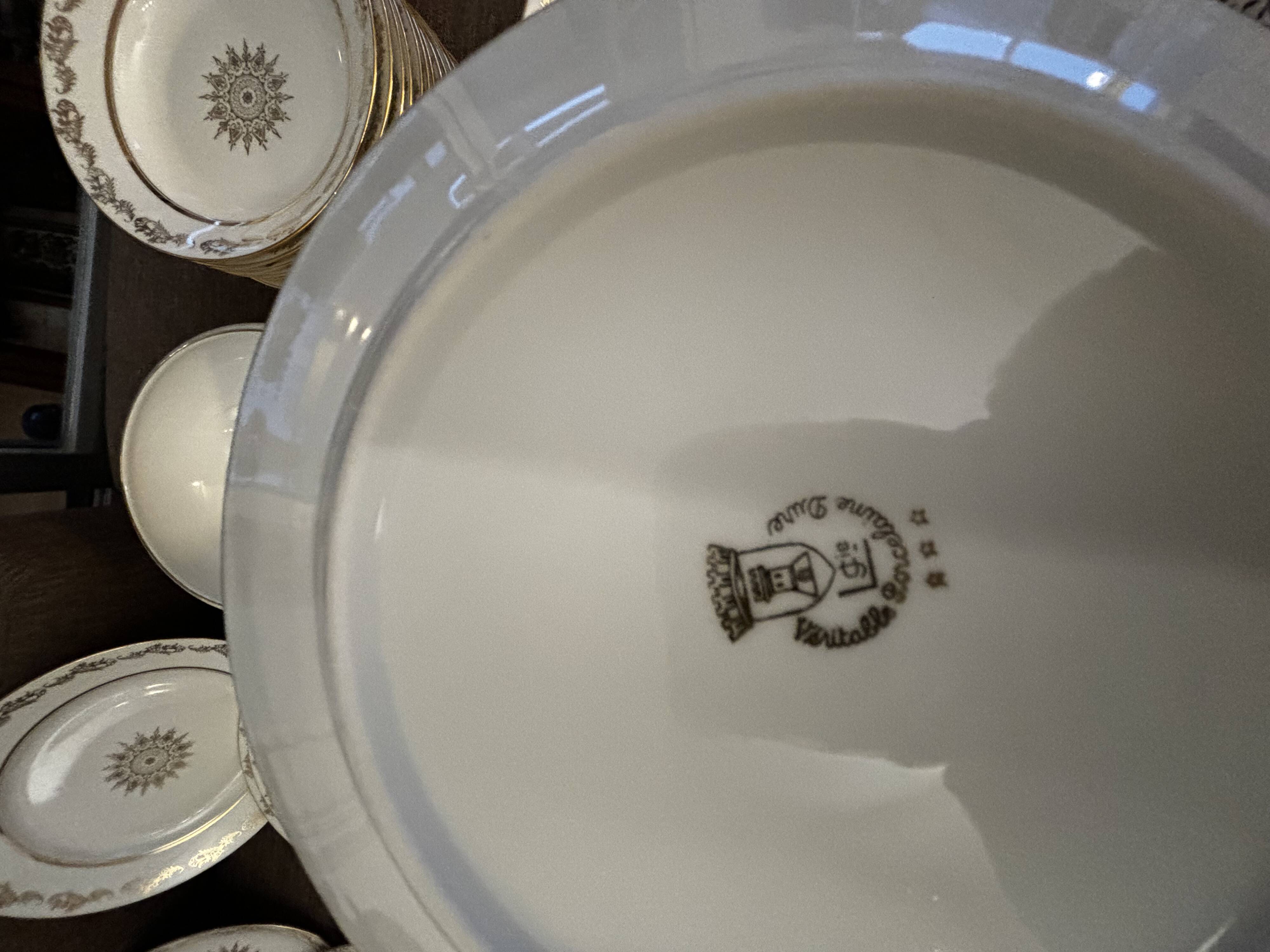 Magnifique service en porcelaine blanche et doree