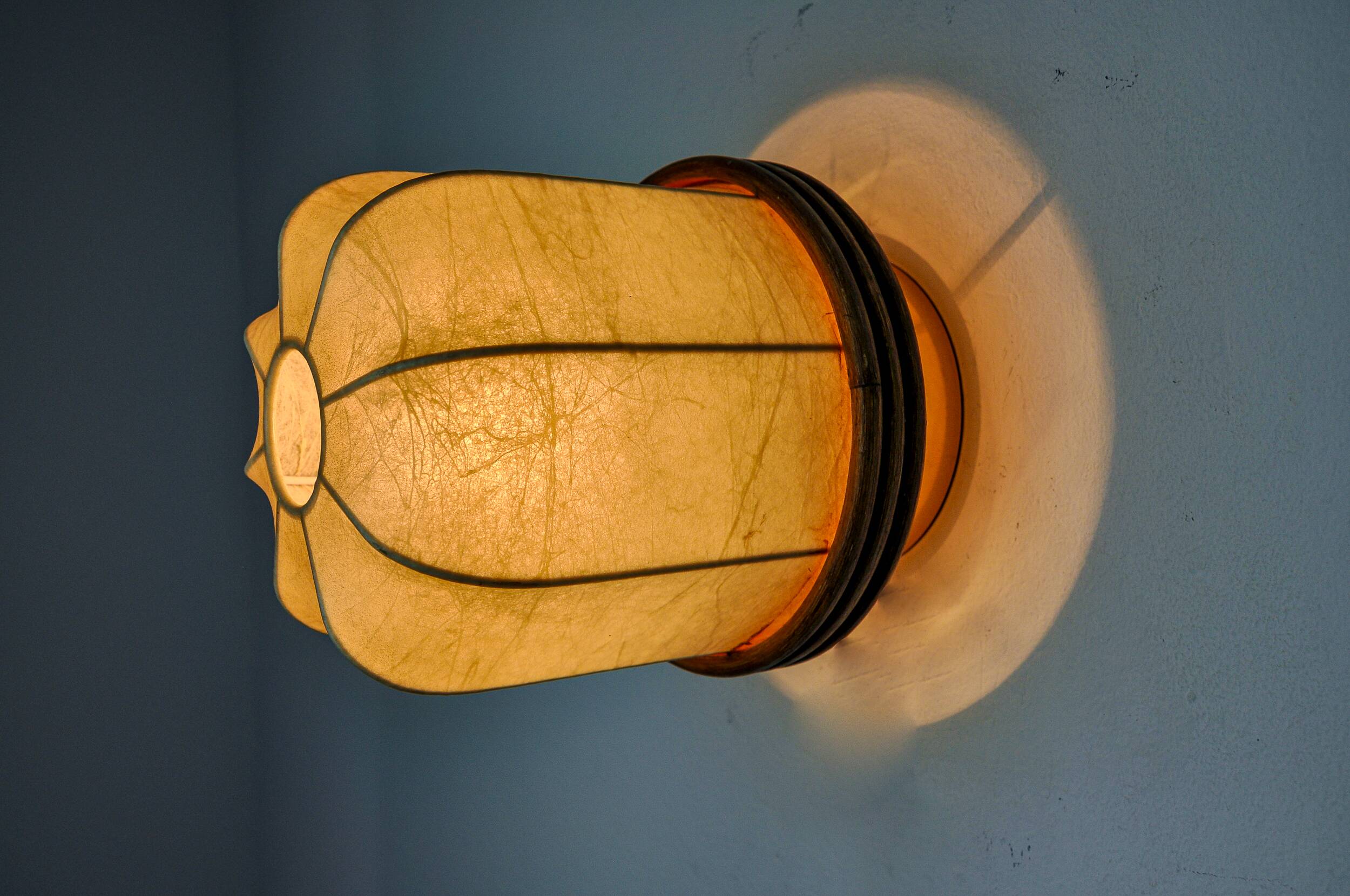 “Cocoon” wall lamp, resin and pine, Italy, 1970