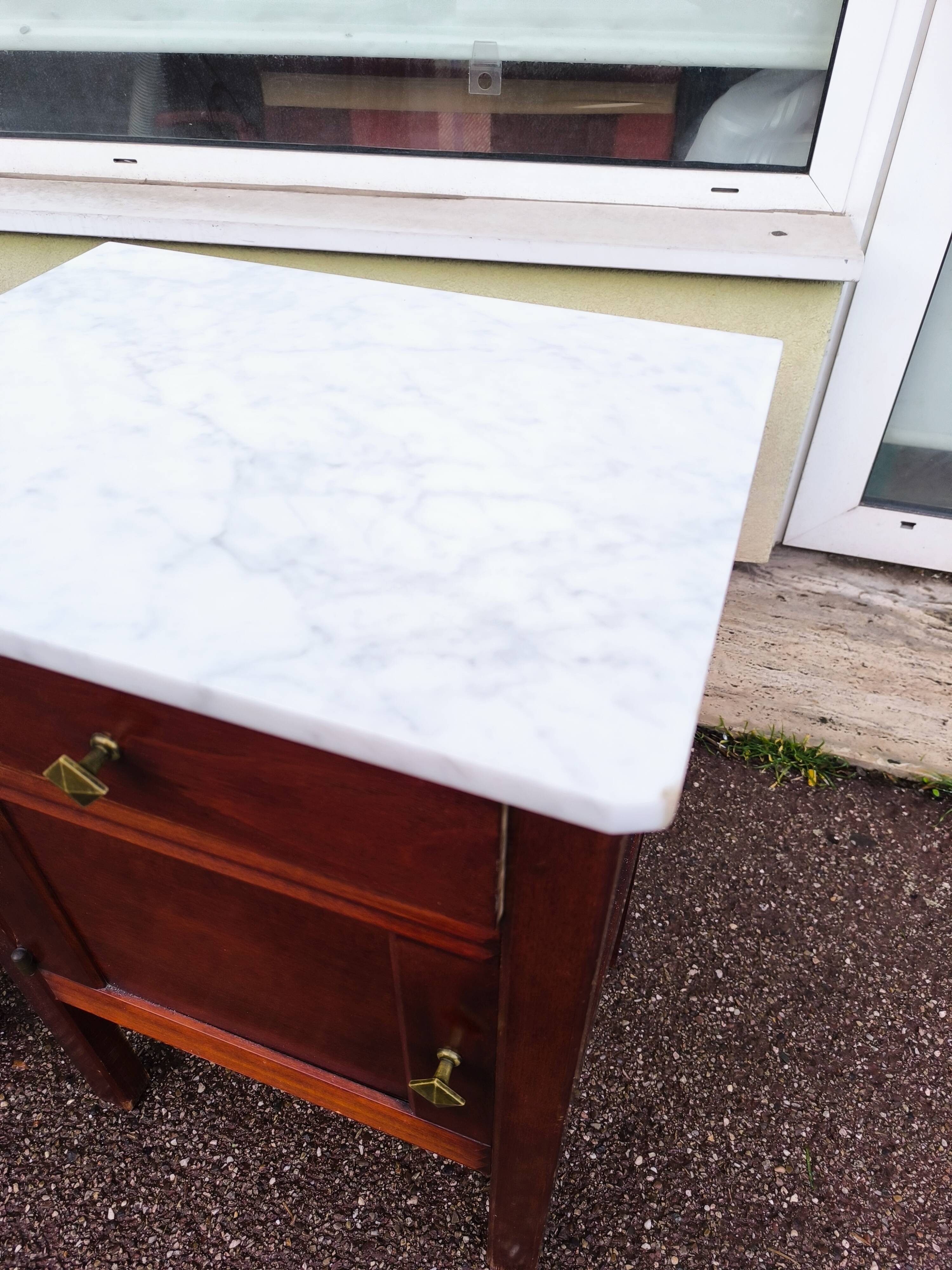 Set of 2 wooden and marble bedside tables.