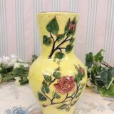 Vase jaune à fleurs