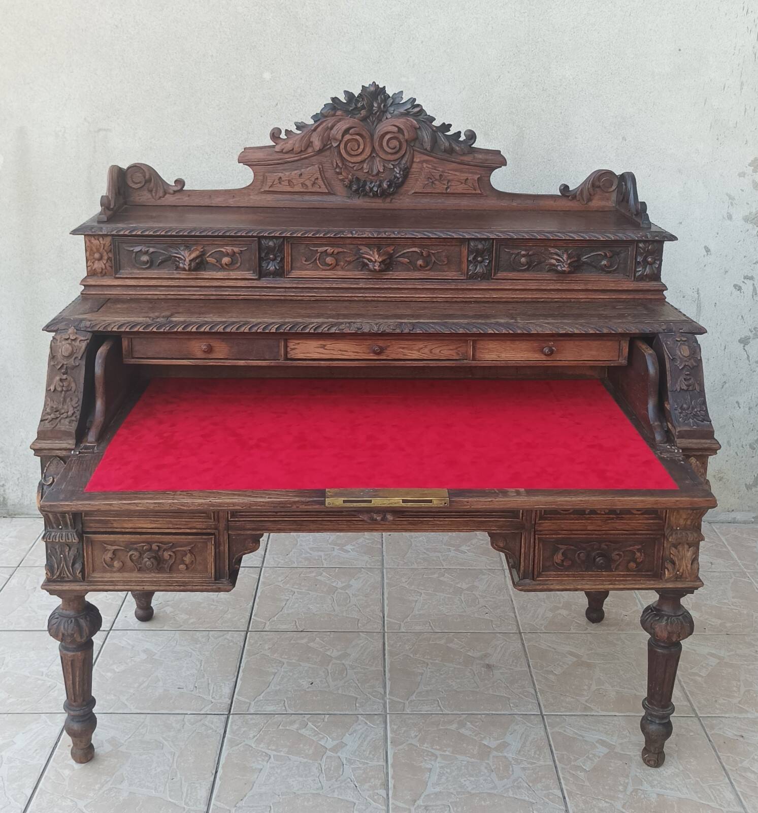 Louis XIII cylinder desk in carved oak, 19th century.
