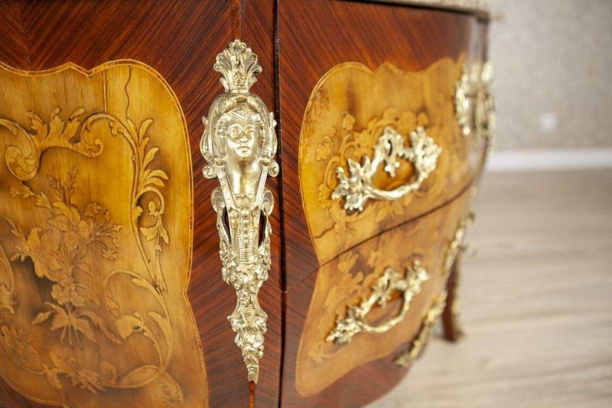 Commode de style français avec dessus en granit, années 1890.
