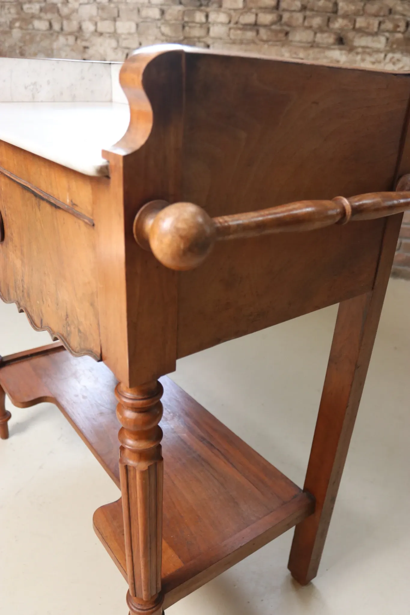 Walnut washstand with marble top and towel rails – Louis-Philippe, 19th c.