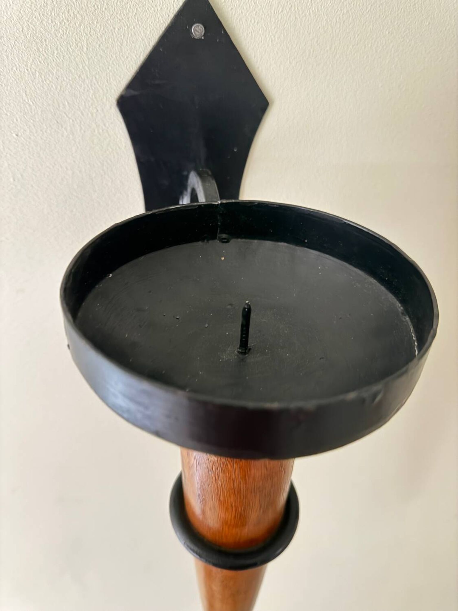 Large set of vintage modernist candle holders in iron and wood, in 2 pieces.