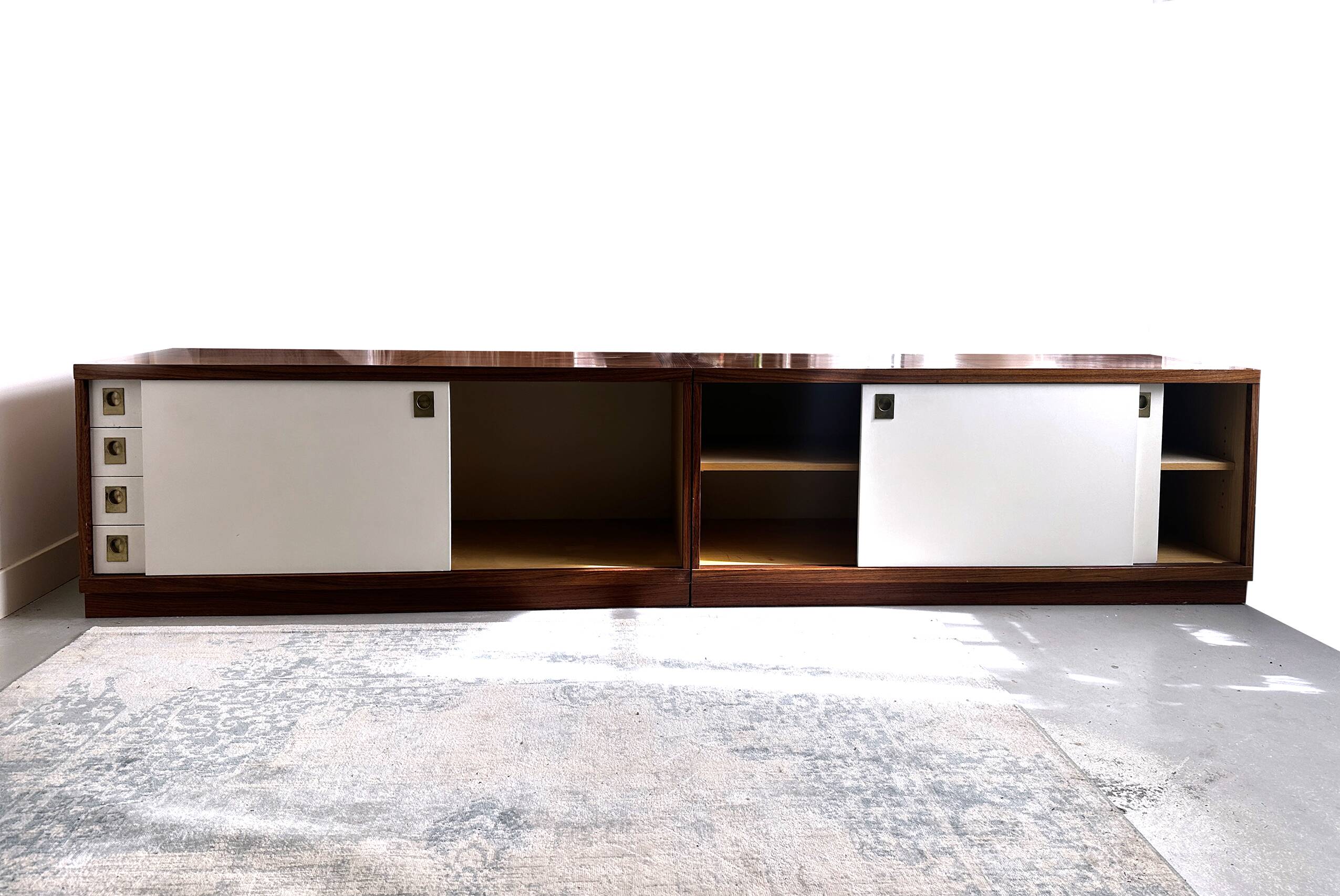 Deux buffets scandinaves (danois) en teck fin avec portes coulissantes