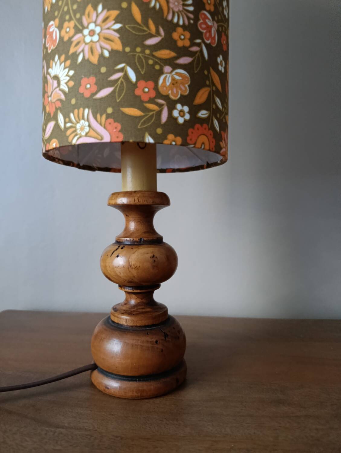 Vintage wooden table lamp with seventies flower tube shade